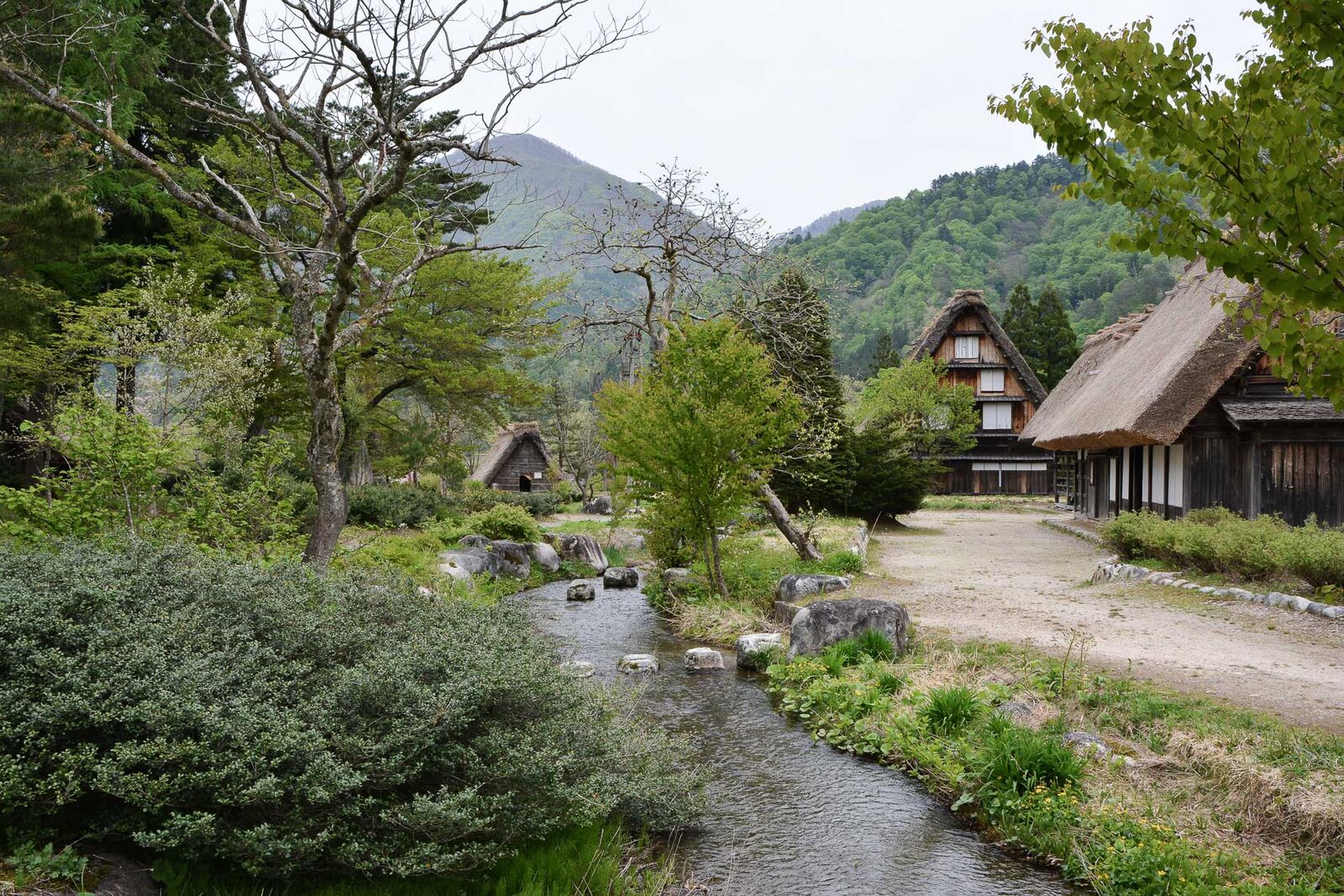 voyage dans le village d'Ogimachi dans les Alpes Japonaises au Japon dans la région de Shirakawa-Go