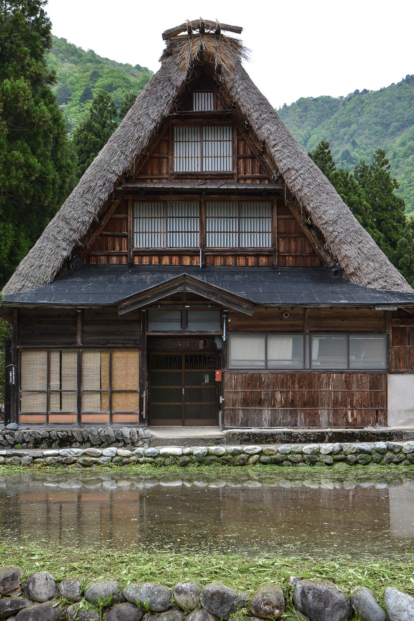 voyage dans le village Suganuma dans les Alpes Japonaises au Japon dans la région de Shirakawa-go