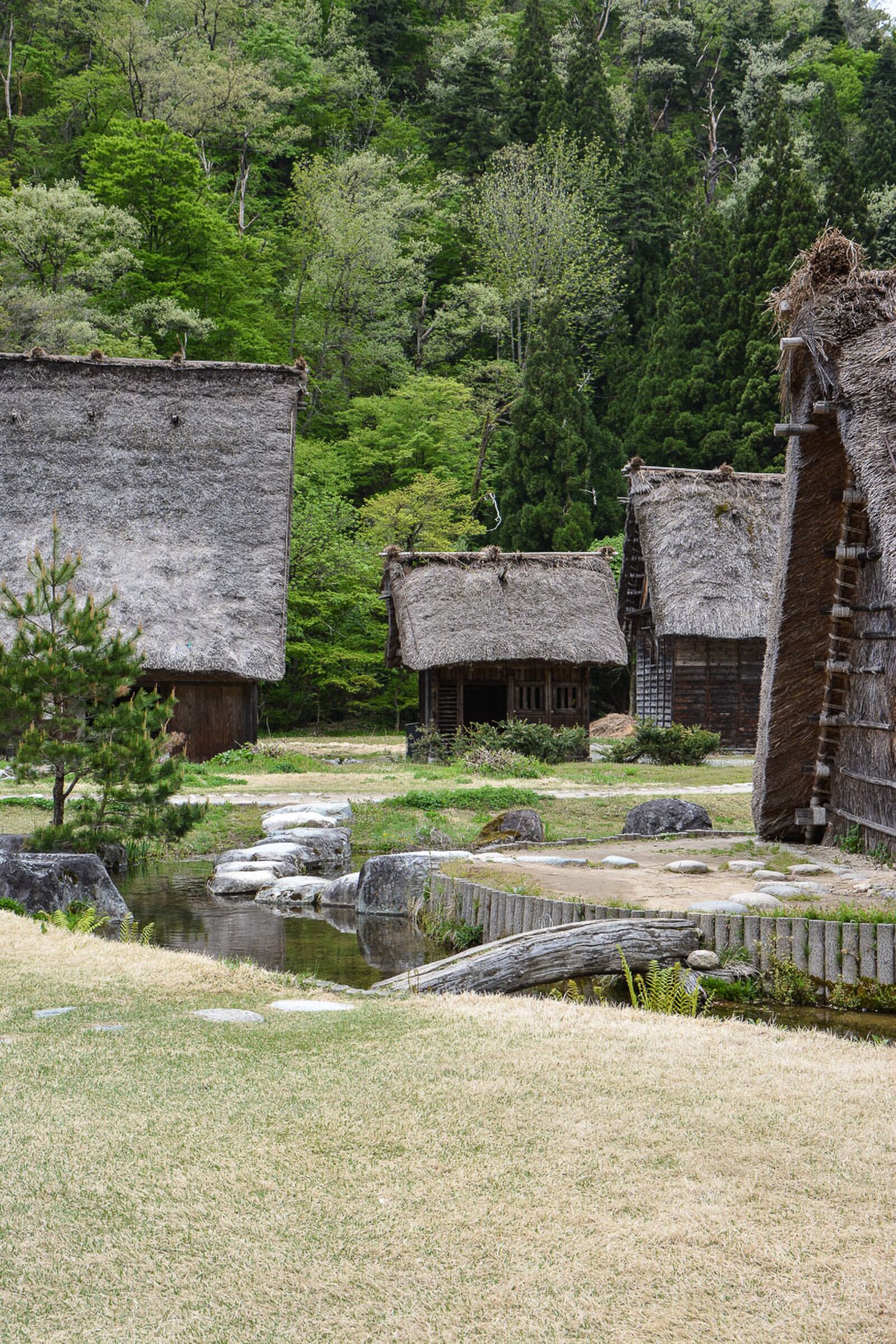 voyage dans le village d'Ogimachi dans les Alpes Japonaises au Japon dans la région de Shirakawa-Go