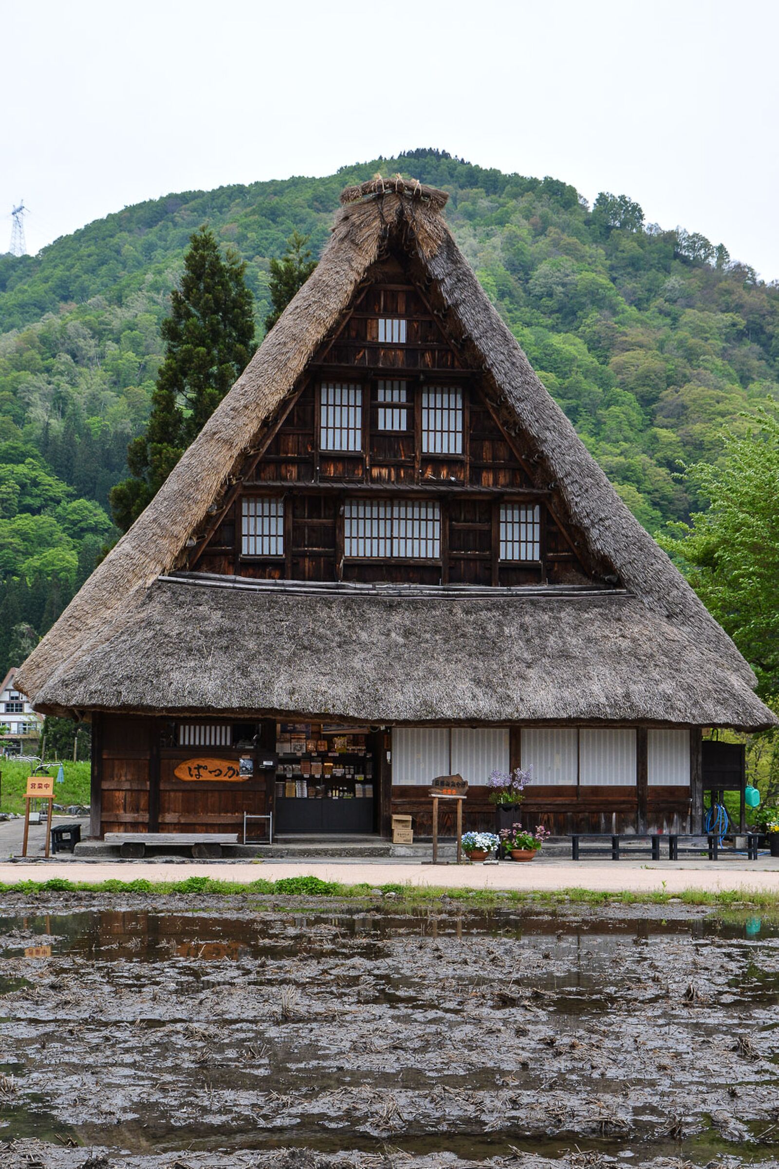 voyage dans le village Suganuma dans les Alpes Japonaises au Japon dans la région de Shirakawa-go