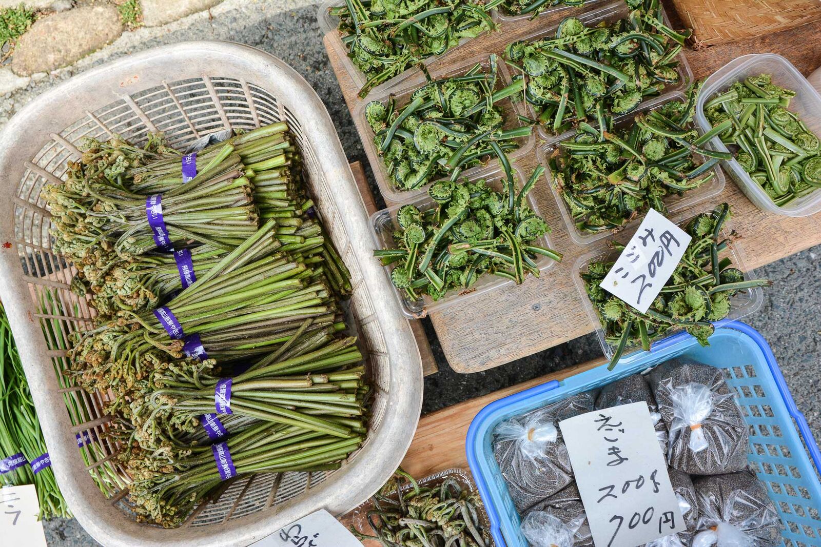 le marché matinale de Takayama le long de la rivière Miyagawa