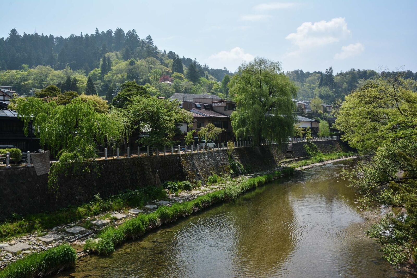 le marché matinale de Takayama le long de la rivière Miyagawa