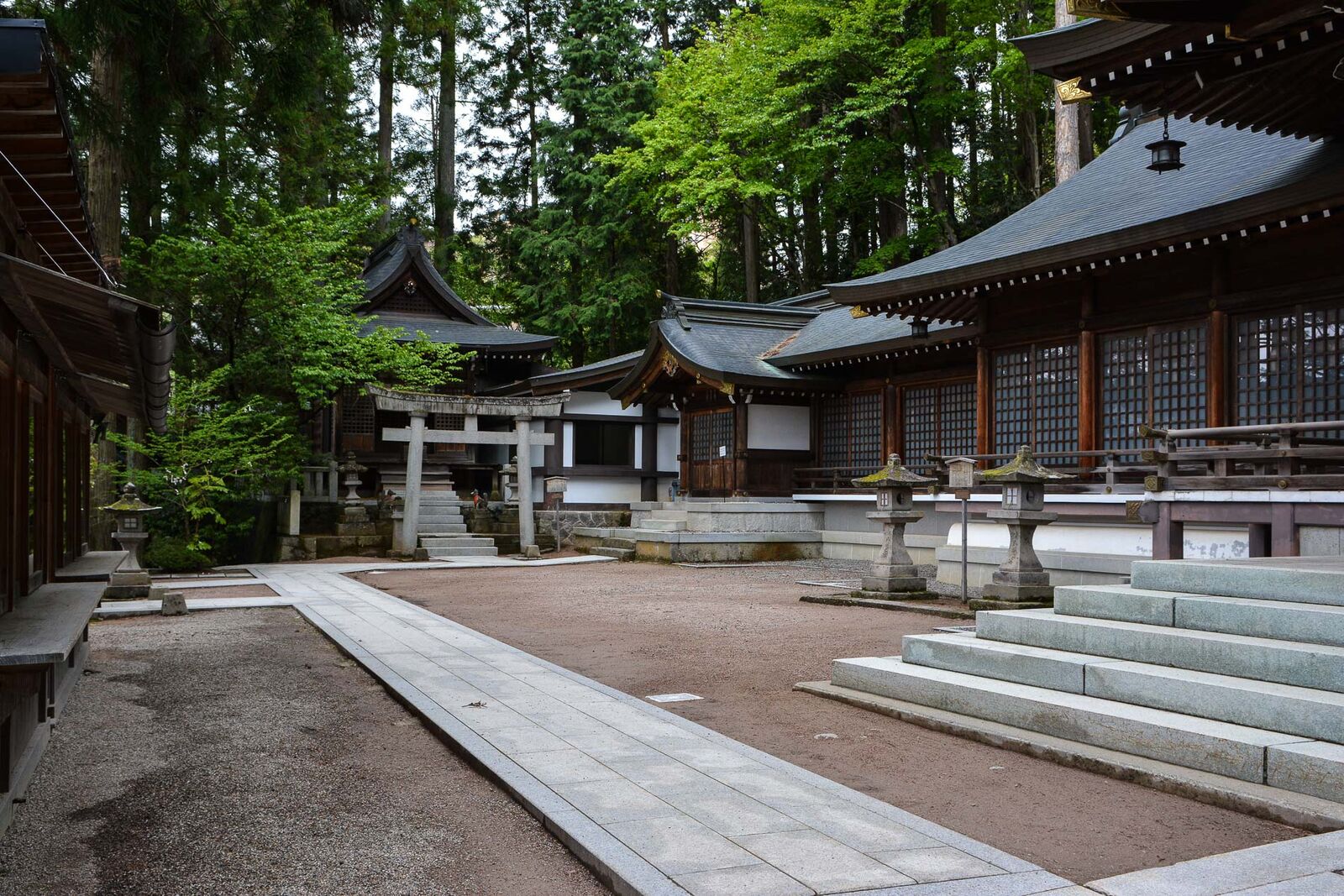 Sakurayama Hachiman-gū Shrine à Takayama dans les Alpes japonaises, Japon