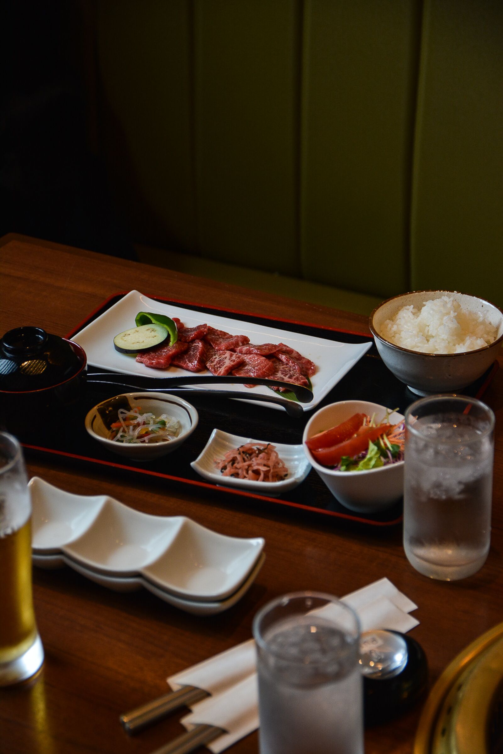 Manger du boeuf hida à Takayama, dans les alpes japonaises, Japon