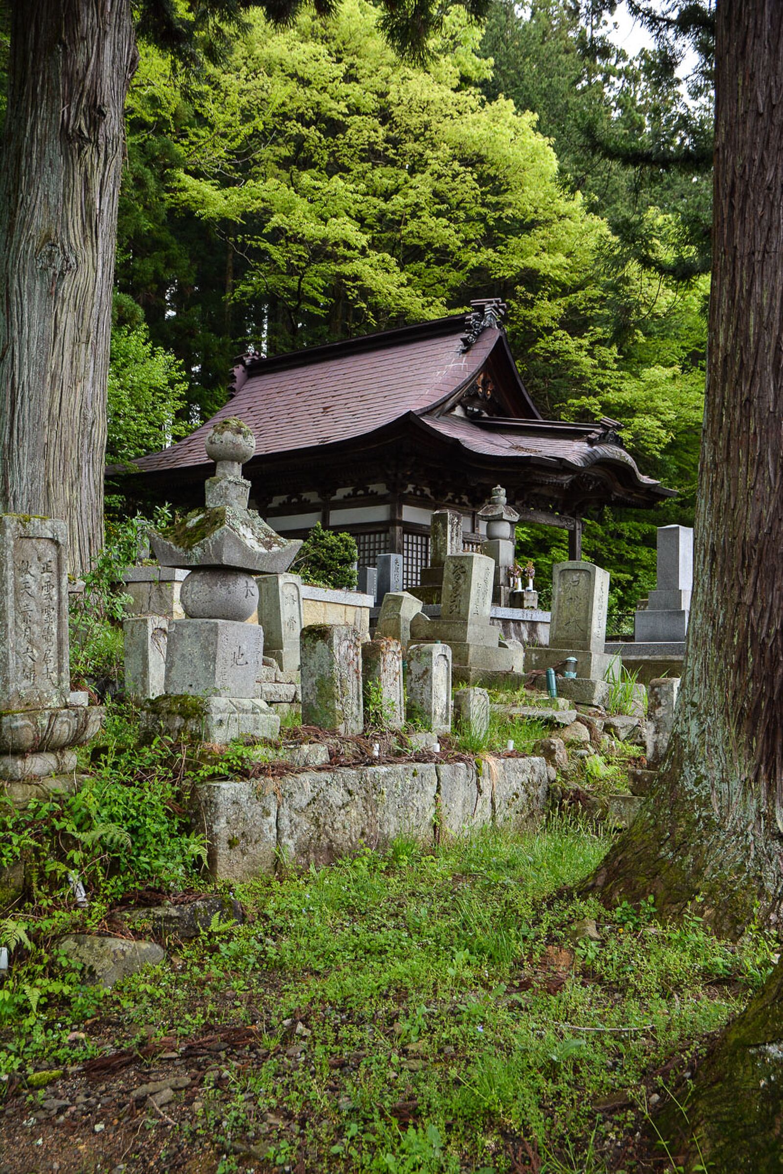  temples de Higashiyama Teramachi avec le sanctuaire Higashiyama Hakusanjinja à Takayama dans les alpes japonaises, Japon