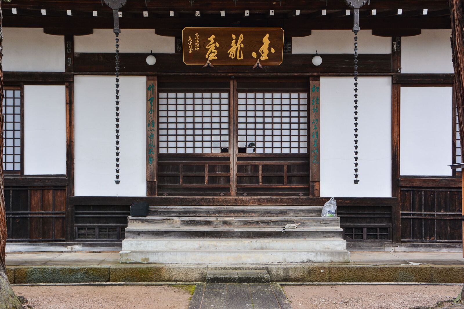 temples de Higashiyama Teramachi avec le sanctuaire Higashiyama Hakusanjinja à Takayama dans les alpes japonaises, Japon