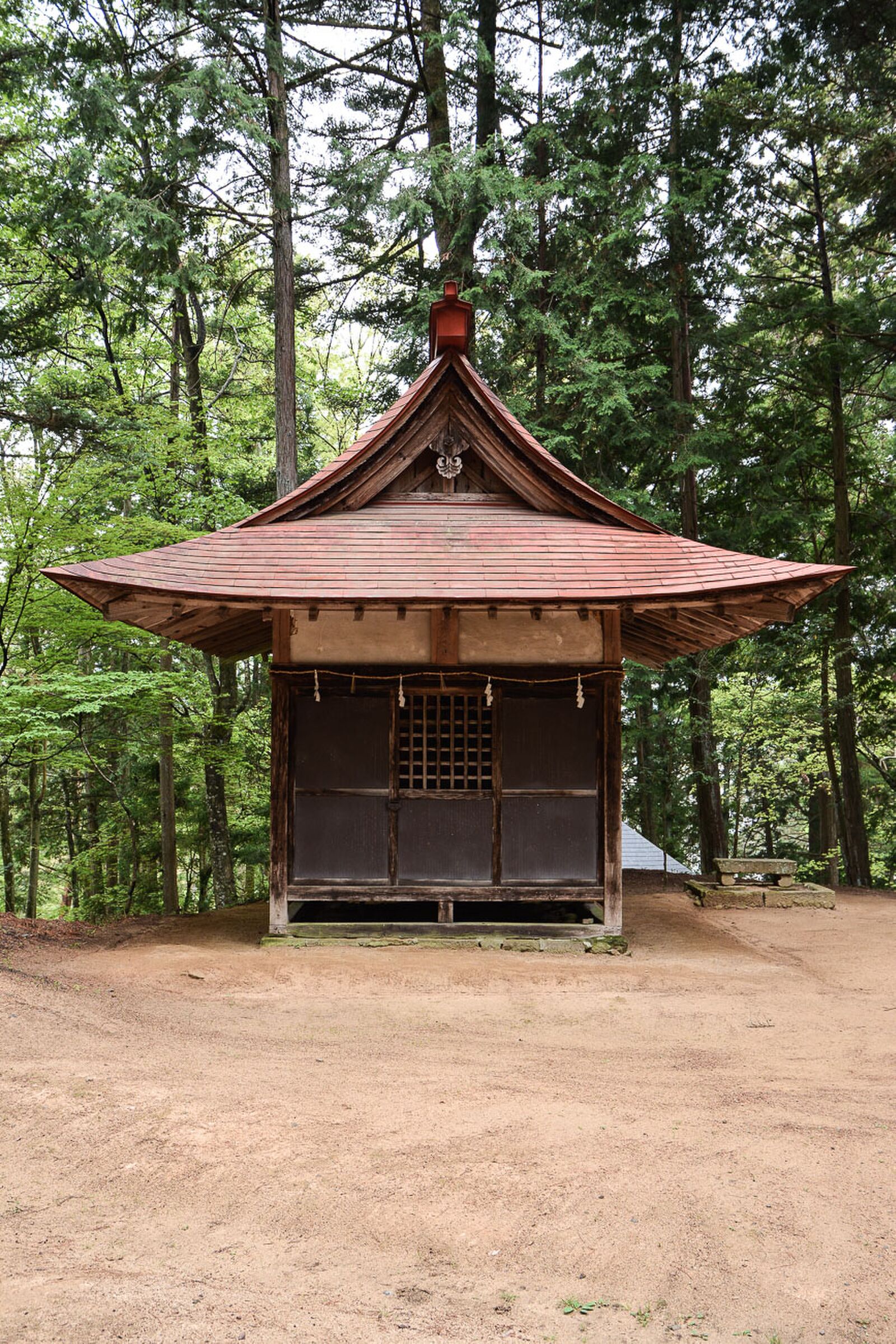 temples de Higashiyama Teramachi avec le sanctuaire Higashiyama Hakusanjinja à Takayama dans les alpes japonaises, Japon