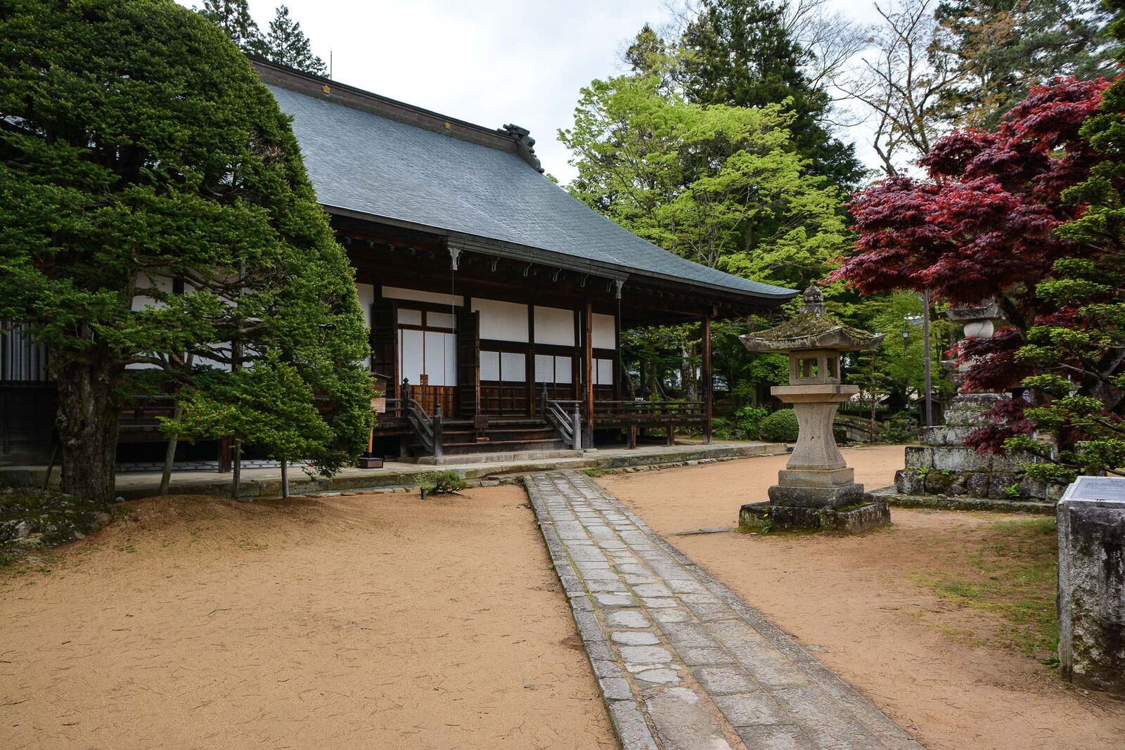 temples de Higashiyama Teramachi avec le sanctuaire Higashiyama Hakusanjinja à Takayama dans les alpes japonaises, Japon