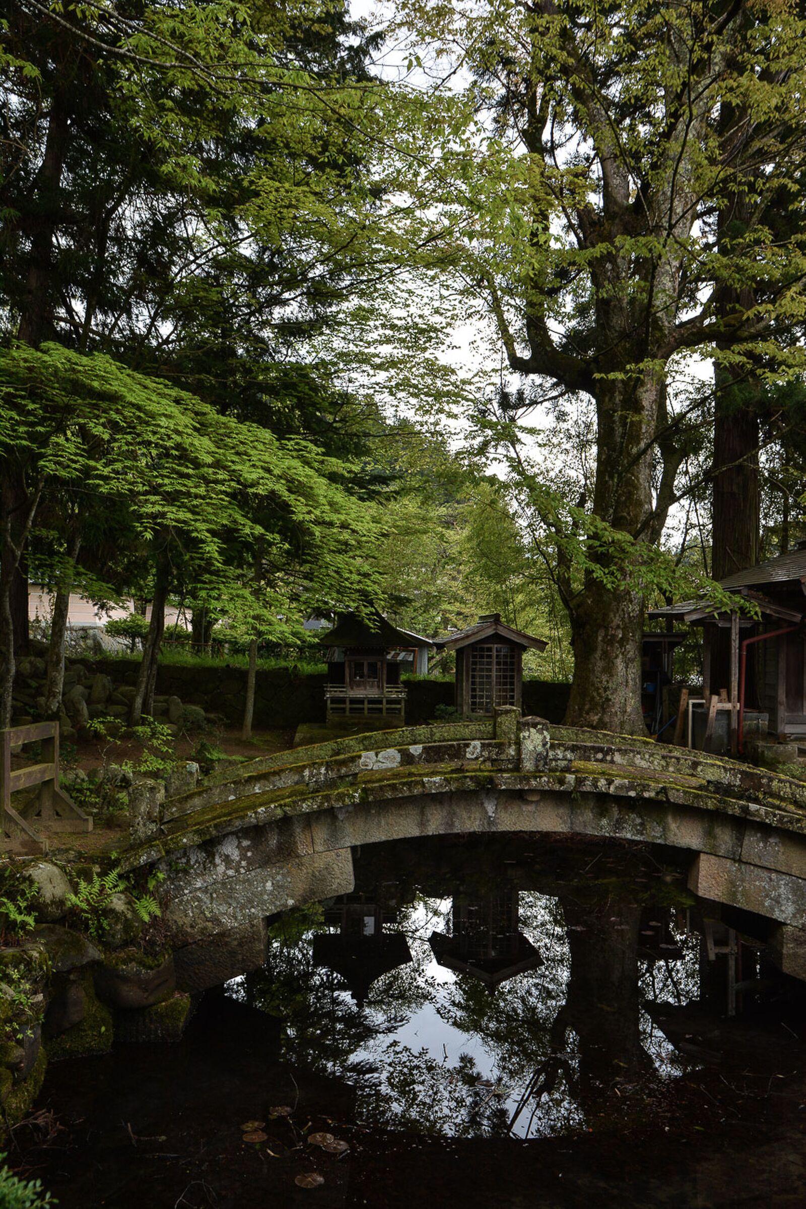 temples de Higashiyama Teramachi avec le sanctuaire Higashiyama Hakusanjinja à Takayama dans les alpes japonaises, Japon