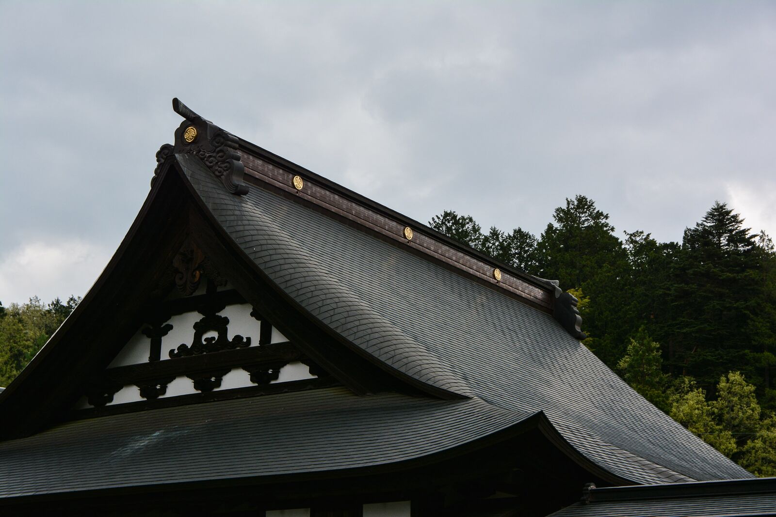 temples de Higashiyama Teramachi avec le sanctuaire Higashiyama Hakusanjinja à Takayama dans les alpes japonaises, Japon