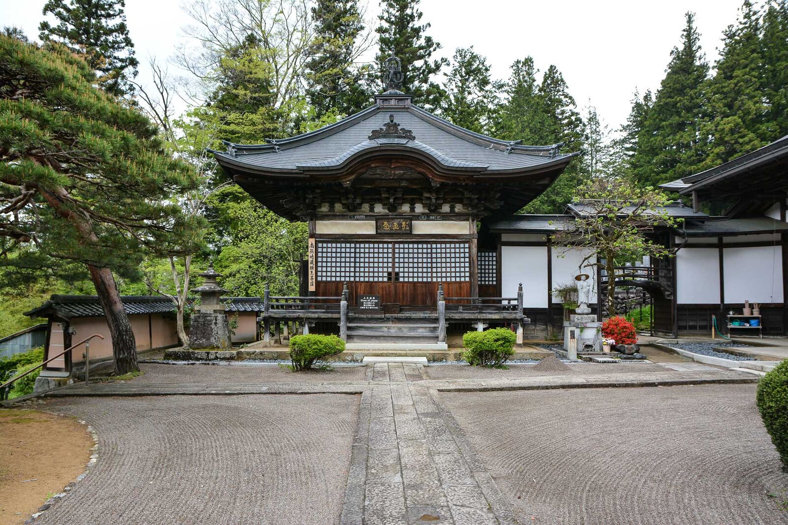 temples de Higashiyama Teramachi avec le sanctuaire Higashiyama Hakusanjinja à Takayama dans les alpes japonaises, Japon