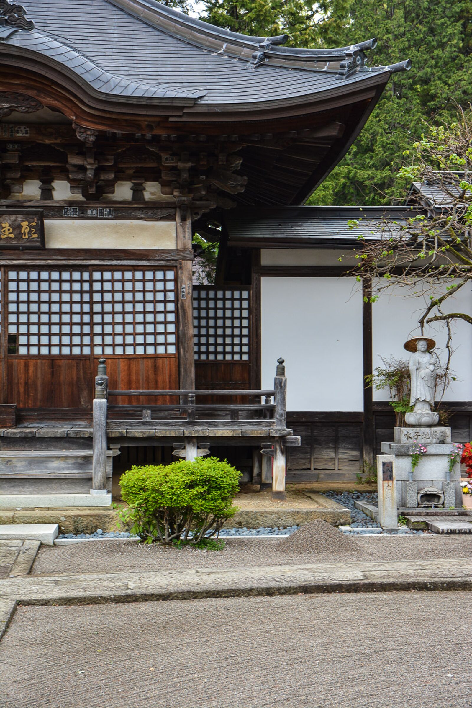 temples de Higashiyama Teramachi avec le sanctuaire Higashiyama Hakusanjinja à Takayama dans les alpes japonaises, Japon