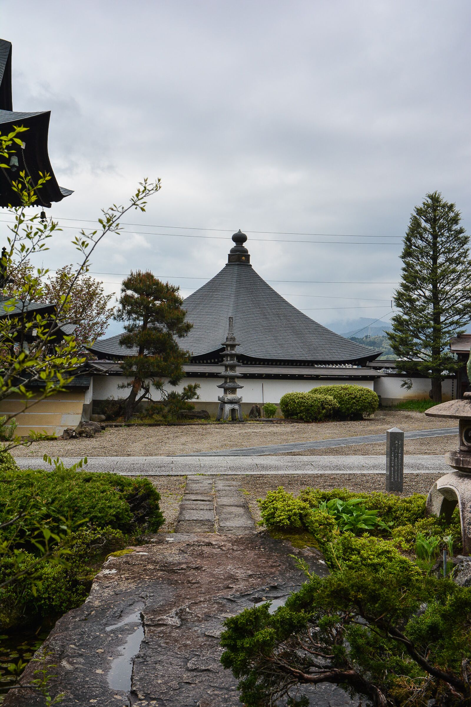 temples de Higashiyama Teramachi avec le sanctuaire Higashiyama Hakusanjinja à Takayama dans les alpes japonaises, Japon