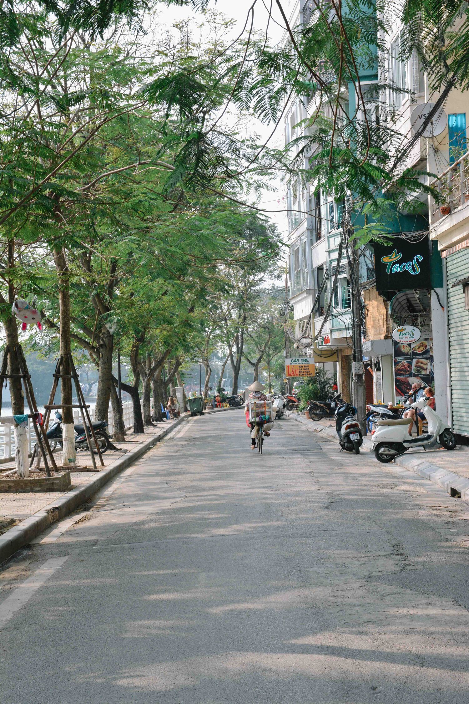 le quartier autour du lac turc bach à hanoi au vietnam