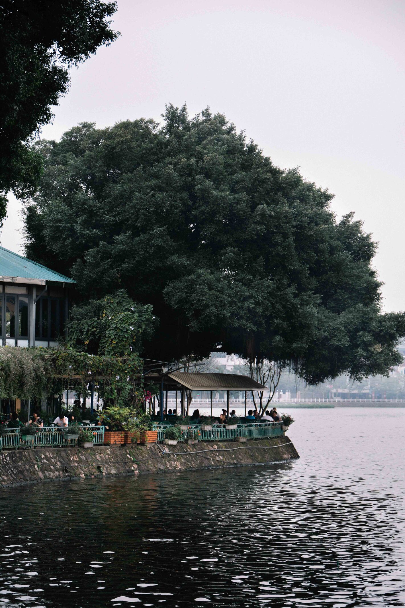 le quartier autour du lac turc bach à hanoi au vietnam